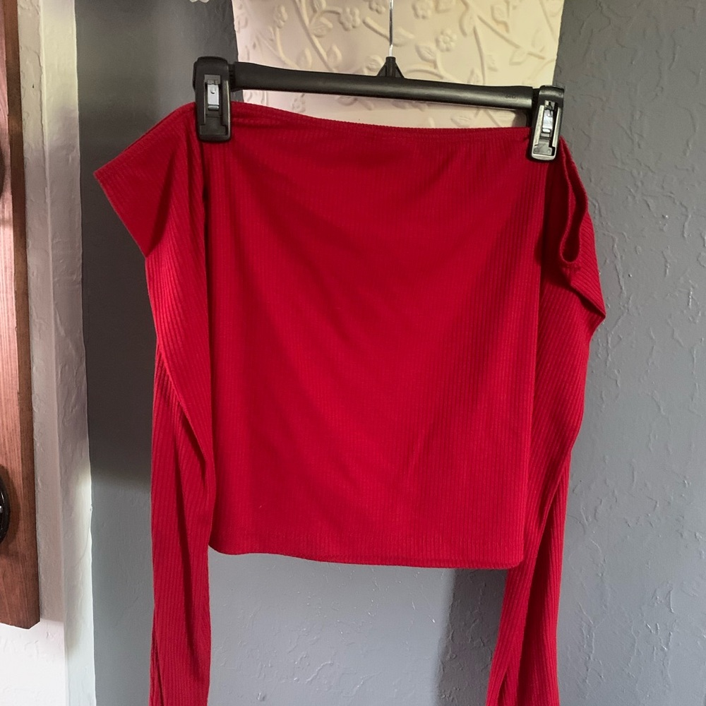 New with tag, off the shoulder crop top